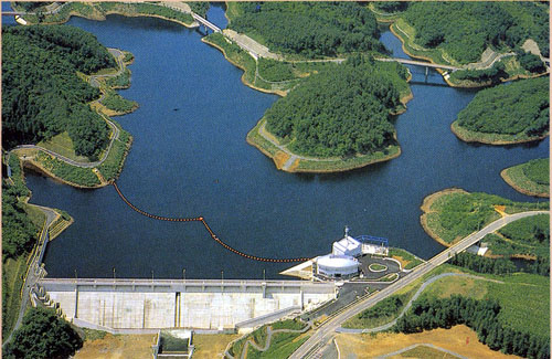 写真-1　飯田ダムと笠間湖