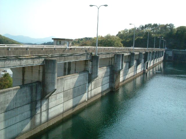 飯田ダムを左岸上流から望む